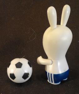 Figurine Lapin Crétin footballeur (3)